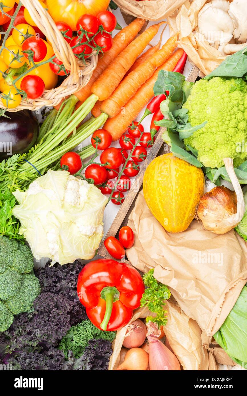 Null Abfall einkaufen. Vielfalt von bunten Bio Gemüse, Kohl Tomaten Zwiebeln Pilze squash Paprika Knoblauch. Gesund Hintergrund Nahaufnahme, selektiven Fokus Stockfoto