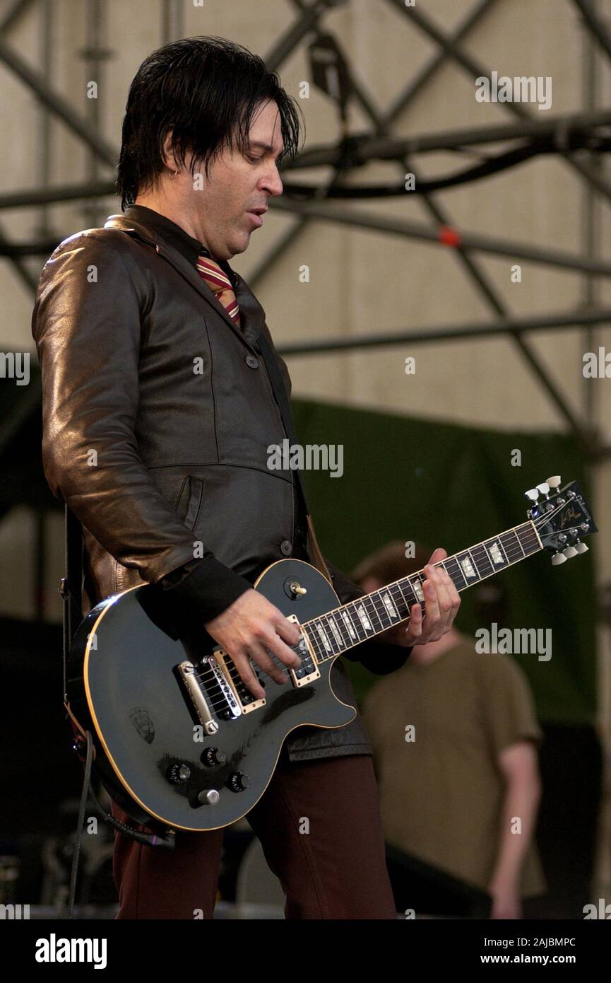 Bologna, Italien, vom 01-02 Juni 2003, Musik Festival live Konzerte" Flippaut Festival' in der Arena Parco Nord von Bologna: der Gitarrist von Queens of the Stone Age, Troy Van Leeuwen, während des Konzerts Stockfoto