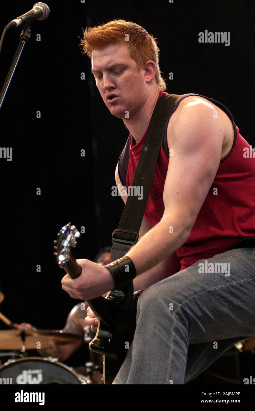 Bologna, Italien, vom 01-02 Juni 2003, Musik Festival live Konzerte" Flippaut Festival' in der Arena Parco Nord von Bologna: der Gitarrist von Queens of the Stone Age, Josh Homme, während des Konzerts Stockfoto