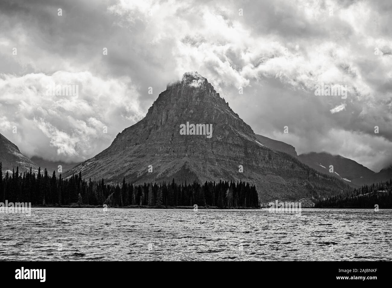 Schwarz-Weiß von Sinopah Mountain und Two Medicine Lake, Montana Stockfoto