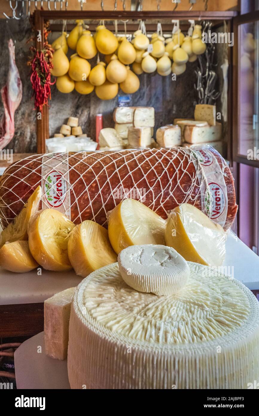 Catania, Italien, 30. September 2017: 2017: Shop mit riesiger Auswahl an Käse Wurst. Frische italienische Mortadella, gekochte Bologna Wurst, gekochten Schinken. Stockfoto