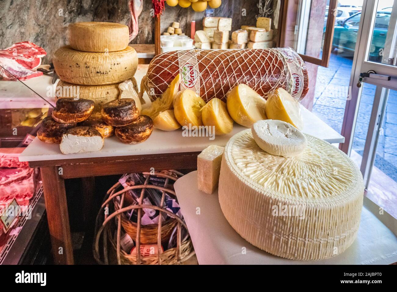 Catania, Italien, 30. September 2017: 2017: Shop mit riesiger Auswahl an Käse Wurst. Frische italienische Mortadella, gekochte Bologna Wurst, gekochten Schinken. Stockfoto