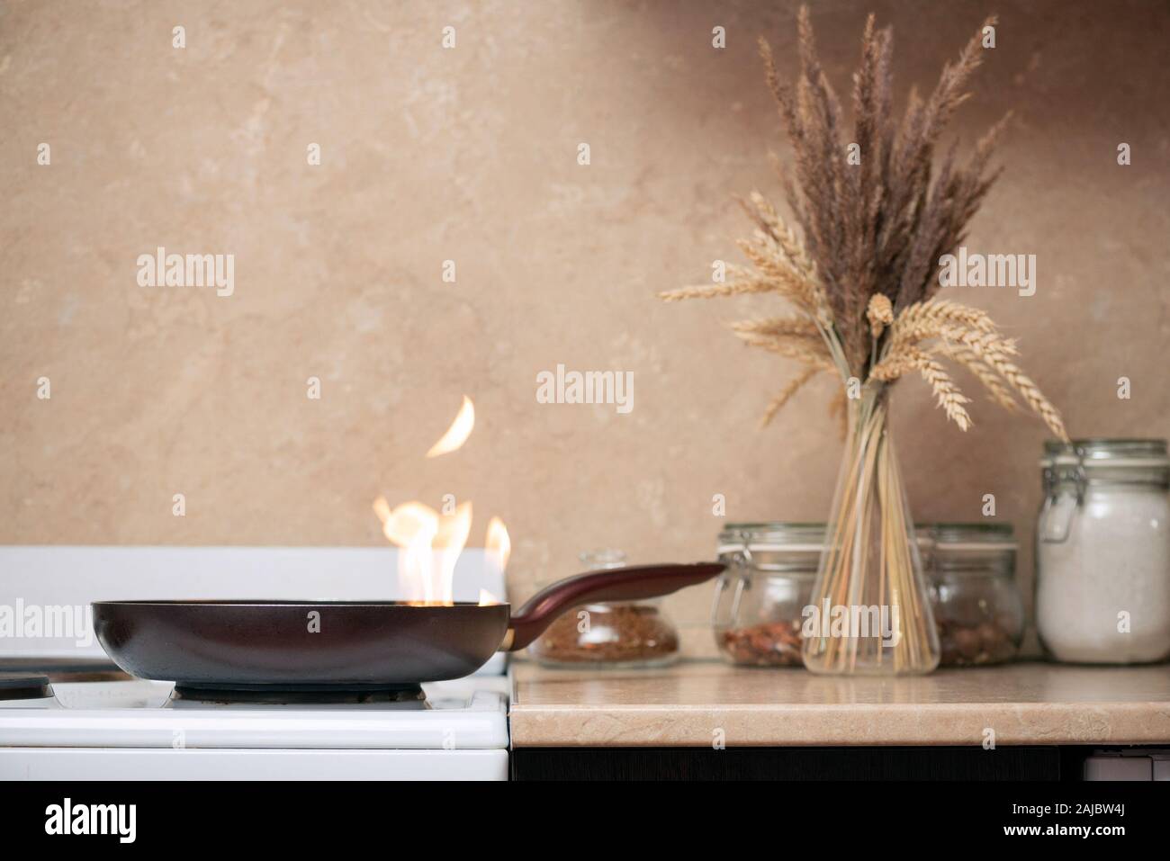 Feuer auf Pfanne bei Home Küche Konzept. Stockfoto