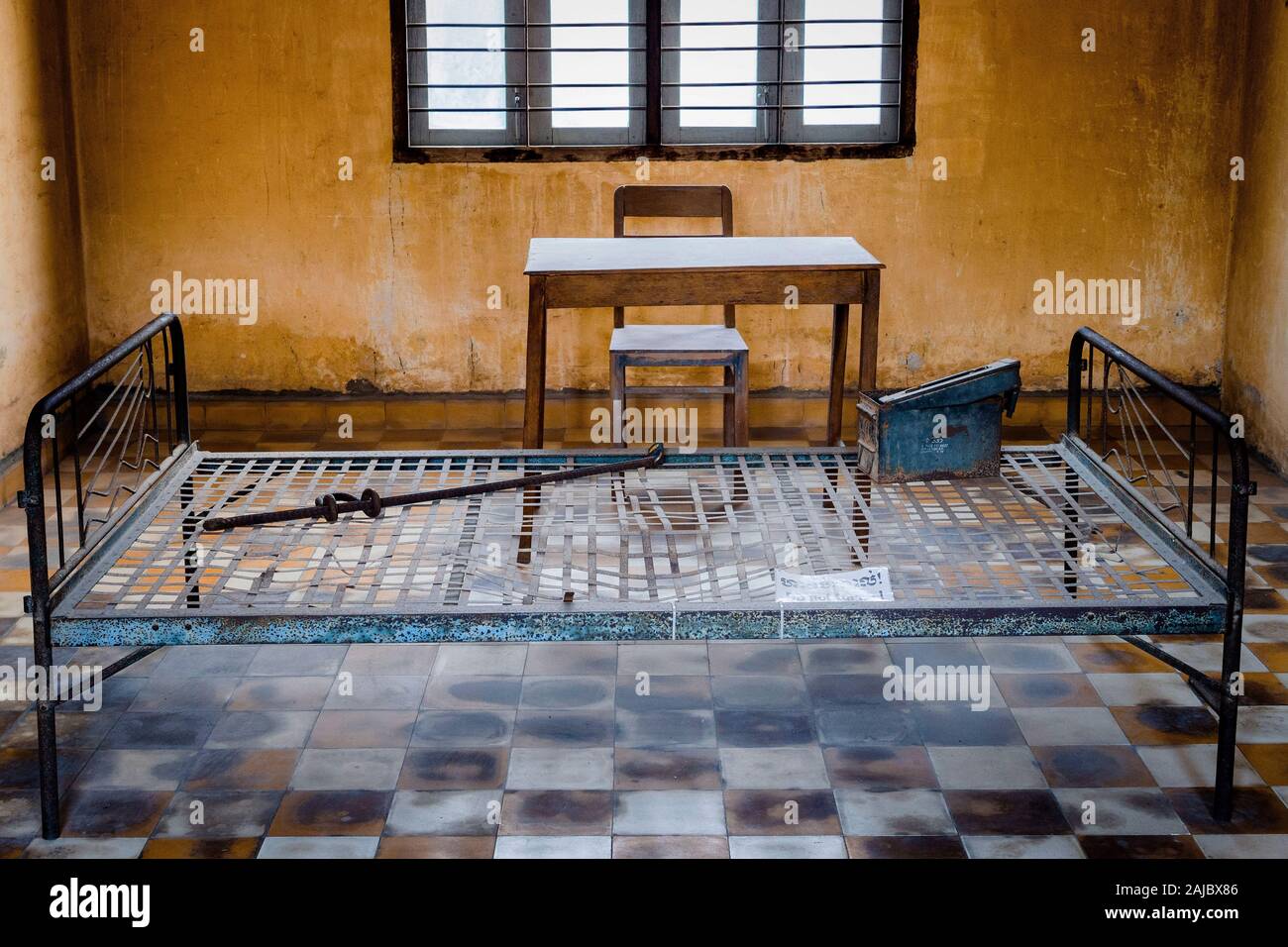 Folter Zimmer in Tuol Sleng Genozidmuseum S-21 in Phnom Penh, Kambodscha. Stockfoto