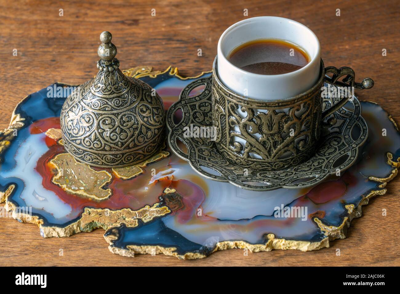 Türkischer Kaffee in Anordnung auf Hintergrund einstellen Stockfoto