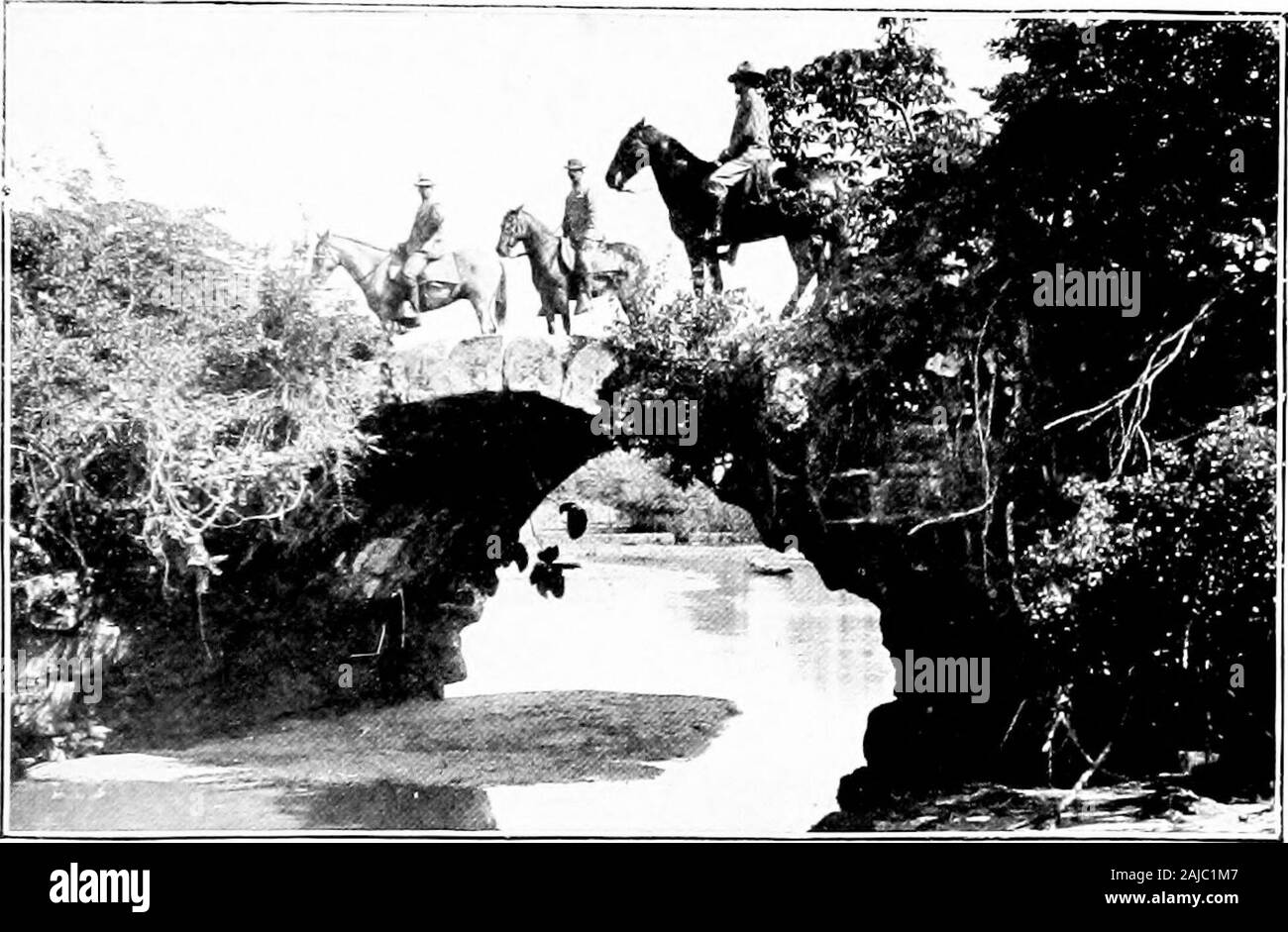 Panama und den Kanal. Descendanis oe oe die Inkas in Peru. Alte Inka Mauerwerk in Backgrod für das goldene Königreich Weg ab in den Süden. Die Spanier thisdistant Land Peru genannt. Es erweitert den Äquator southof Für mehr als tausend Kilometer entfernten LAND PERU 21 Yestern Küste von Südamerika, und war der reichste andmost hiy - hly eines Teil der tlie neue Welt entwickelt. Herewere welhbuilt Städte, ith Paläste und Tempel von seltsamen. Brücke immer noch auf der alten Straße von Panama nach Porto Bello. und schöne Verarbeitung. Hier waren gut, Straßen, fertilefields, und Millionen von peo Stockfoto