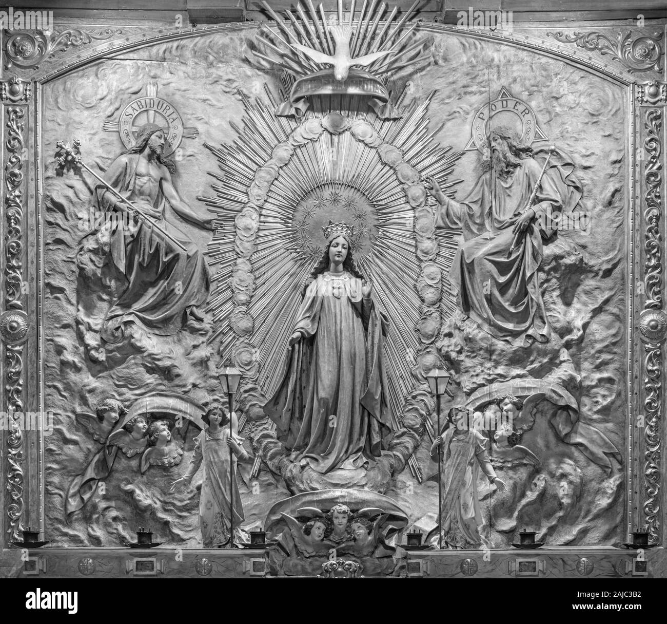 ZARAGOZA, Spanien - 3. MÄRZ 2018: Die polychome geschnitzte Relief der Krönung der Jungfrau Maria in der Kirche Basílica de Santa Engracia aus, 19. Stockfoto