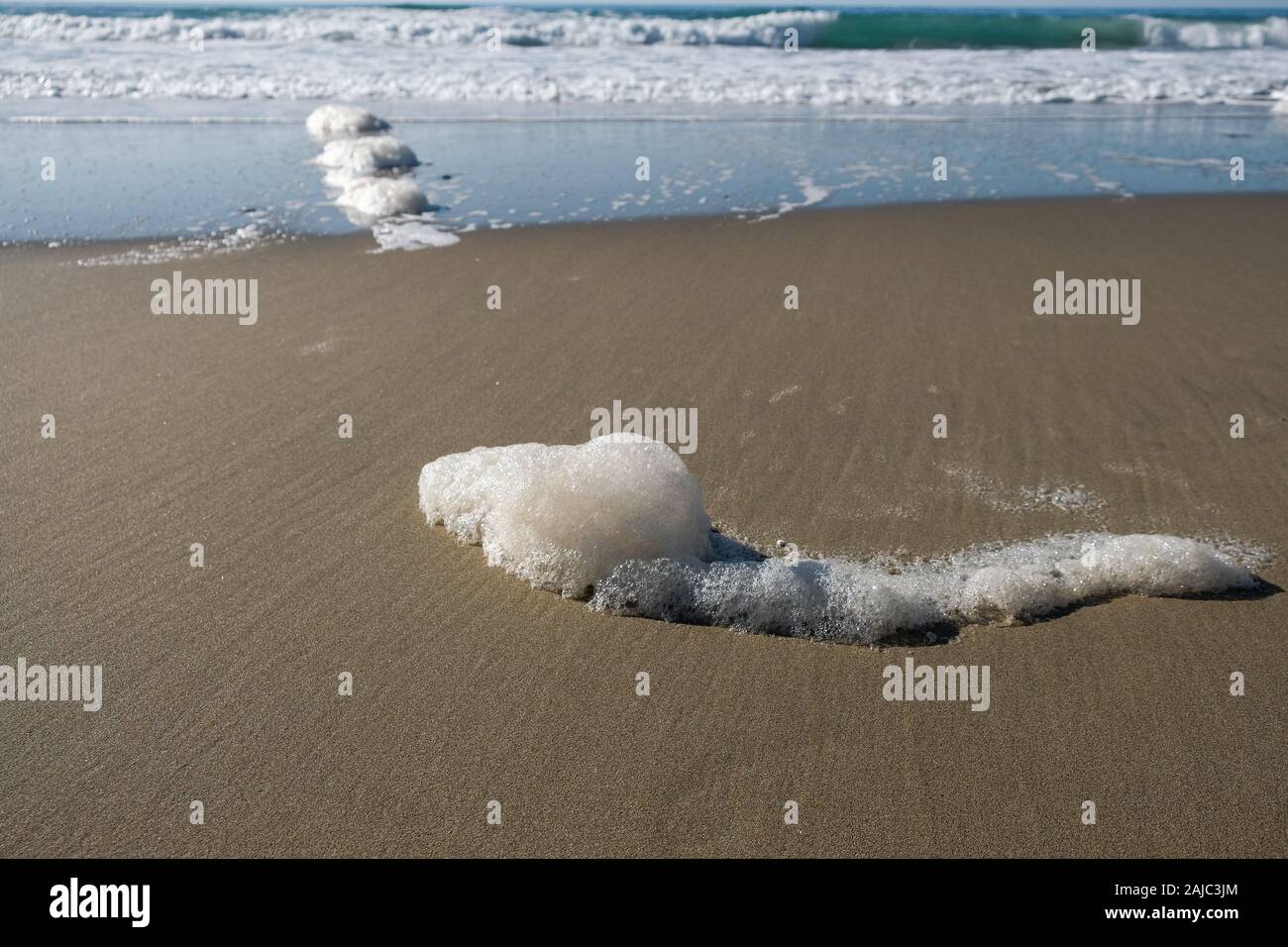 Chemische verschmutzte Meer Schaum auf wilde Küste Ökosystem, Verschmutzung Verschmutzung Stockfoto