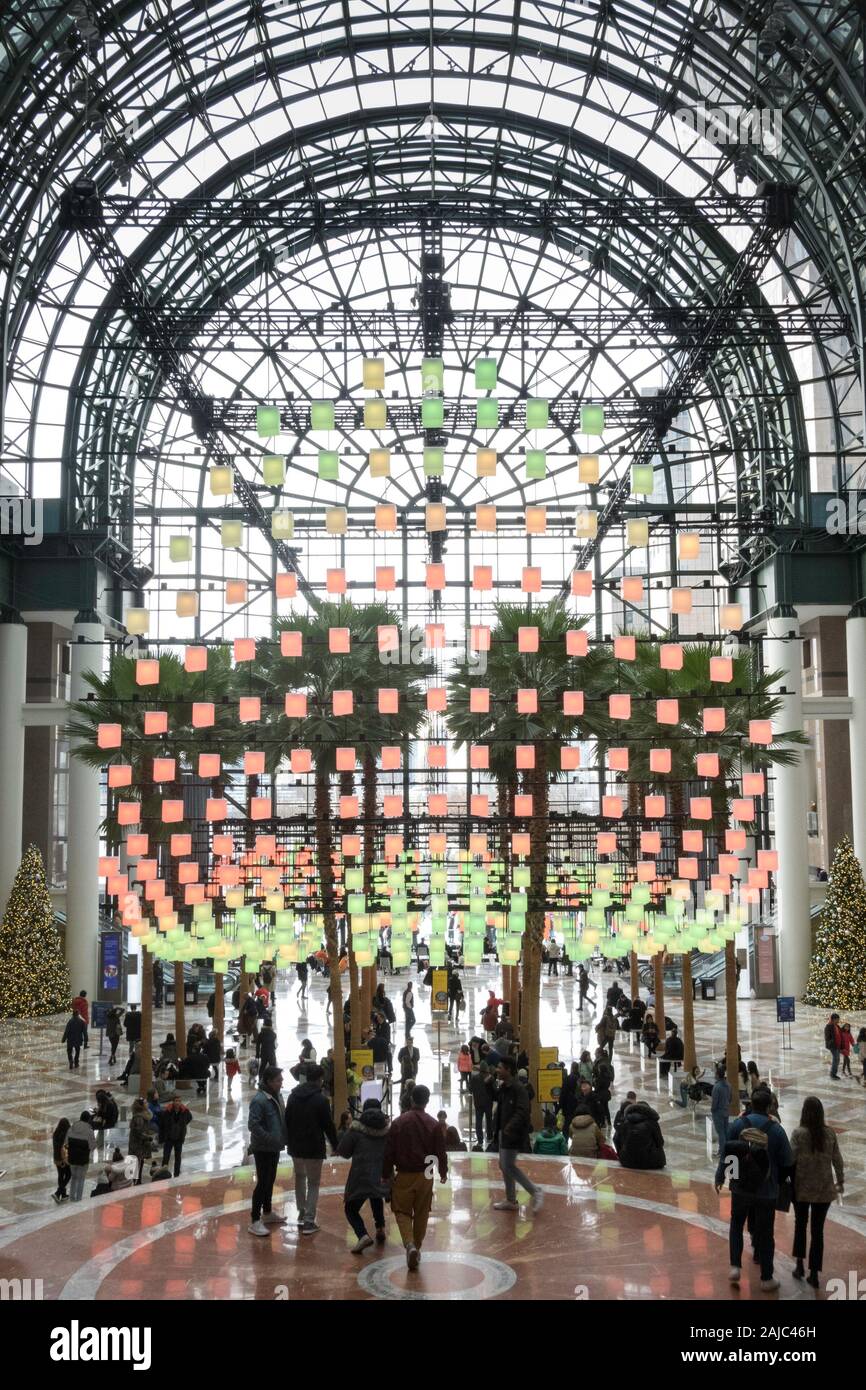 Der Wintergarten an der Brookfield Ort ist für die Feiertage mit Leuchten, New York City, USA eingerichtet Stockfoto