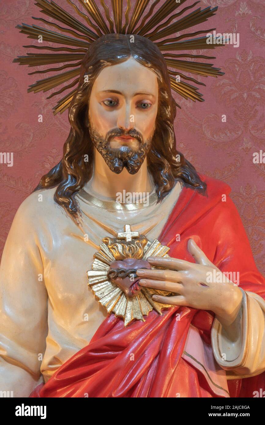 CATANIA, Italien - 8. April 2018: Die geschnitzte Statue von Herz Jesu in der Kirche Chiesa di San Giuseppe in Transito. Stockfoto