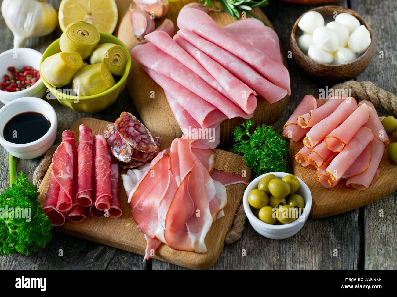 Antipasti Teller auf Holz- Oberfläche Stockfoto