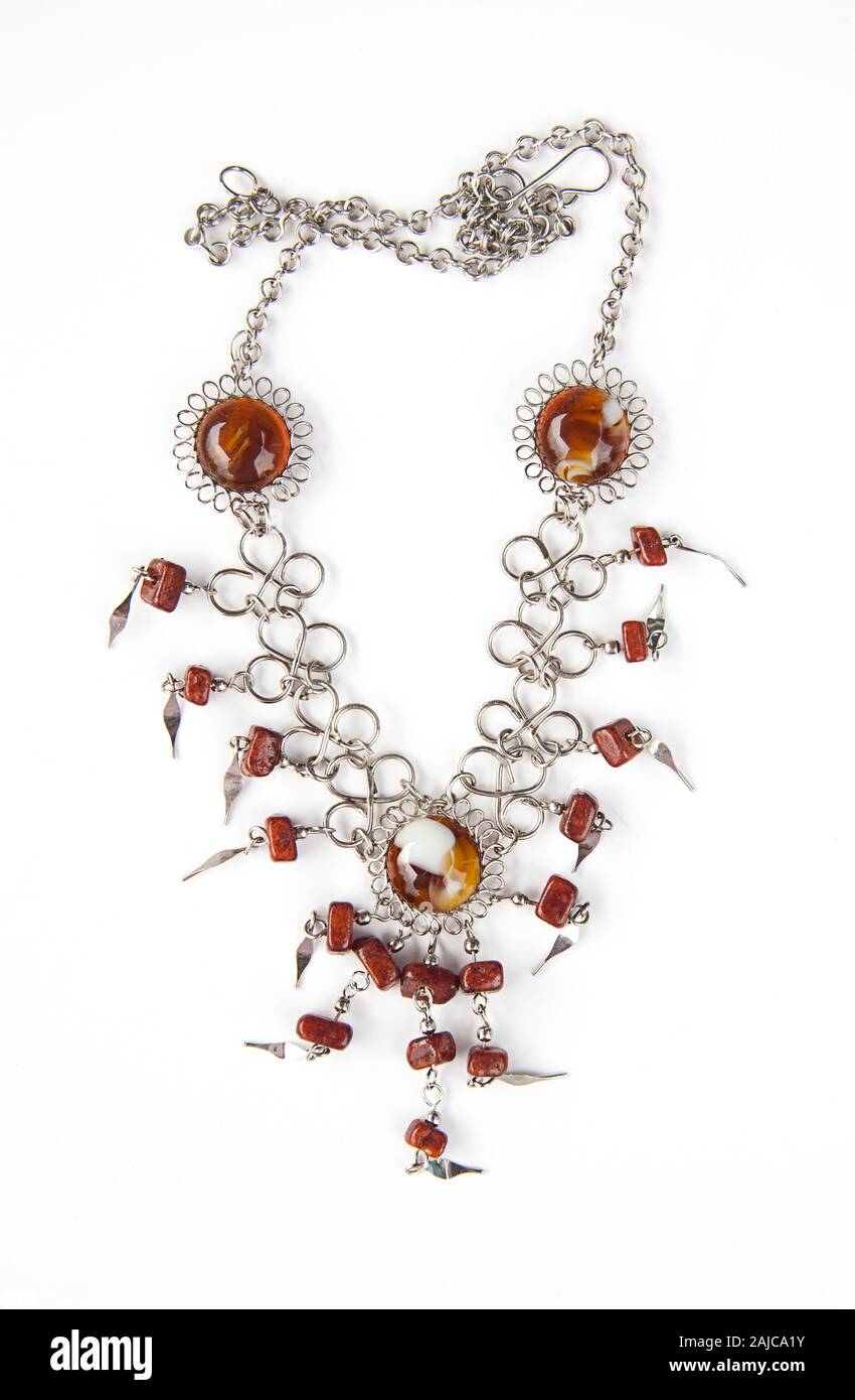 Braun Steine und Perlen Silber Halskette für Frauen Mode Zubehör isoliert auf einem hellen Hintergrund. Halskette Stil ist Draht umwickelt. Stockfoto