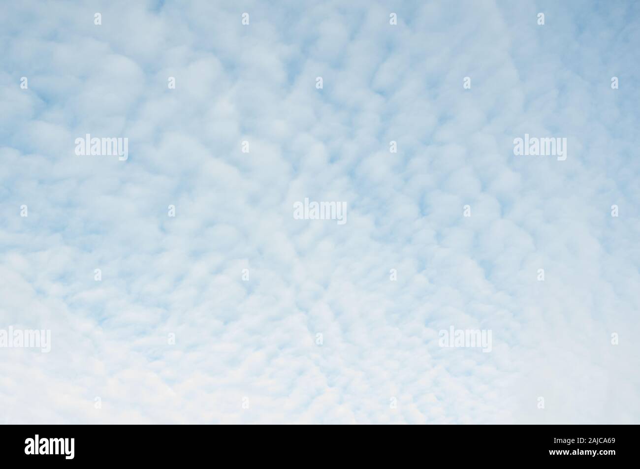 Cloud Sky Szene mit weichen, weißen bauschige Wolken auf einem weichen weißen Himmel in einem kühlen Muster. Natur Textur. Stockfoto