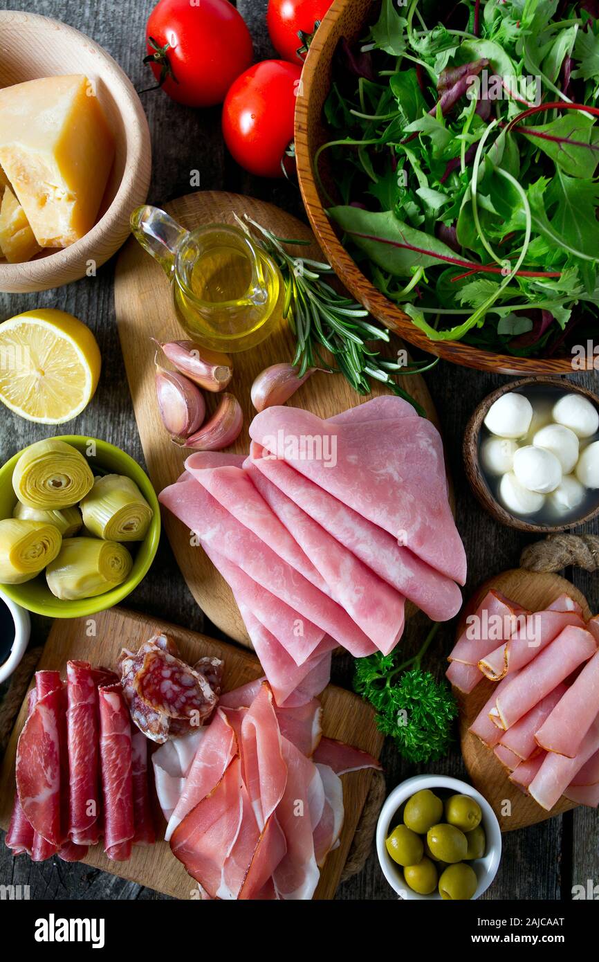Antipasti Teller auf Holz- Oberfläche Stockfoto