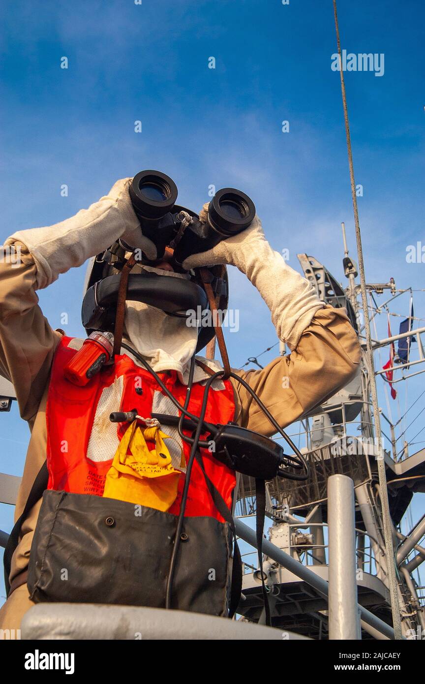 Ein Blick auf die türkische Kriegsschiff TCG Gazi Cezayirli Hasan Pasa (A-579) früher eine Deutsche, Rhein-klasse Angebot. Stockfoto