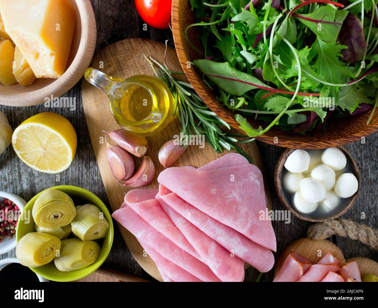 Antipasti Teller auf Holz- Oberfläche Stockfoto