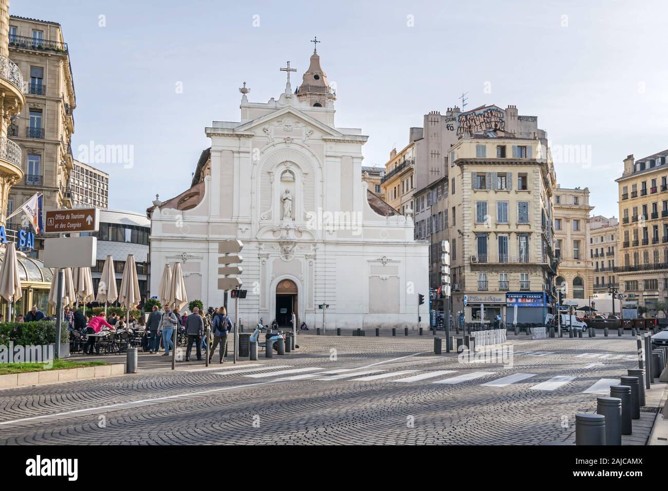 Marseille, Frankreich - 1. November 2019: Quai des Belges mit street Kaffeehäuser und eine gotische Fassade der Römisch-katholischen Kirche Eglise Saint-Ferreol Stockfoto