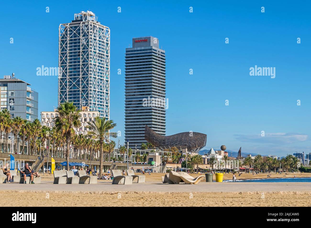 Barcelona, Spanien - 2 November, 2019: Hotel Arts Barcelona, riesige Goldfische El Peix d'Or und Somorrostro Strand, Teil des natürlichen Erbes Witz der Stadt Stockfoto