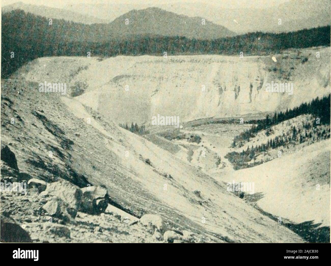 Die wächter der Columbia, Mount Hood, Mount Adams und Mount St. Helens. e von St. Helens. Diese riesige Gräben im weichen Bimsstein showby Ihre V-Form, dass Sie durch die Bäche haben von den Gletschern oben, statt nach theglaciers selbst, die, auf diesem jungen Peak, wahrscheinlich noch nie eine viel grössere Ausdehnung hatte. Nachweis der letzten Aktivität in beiden Krater auf der nortli Steigung und photographeda Neugierig diagonal Moraine, als regelmässiger Form als Bahndamm, an die Grenze Moränen eines kleinen Gletscher verbunden. Der Nordseite hassince gesehen häufige Aufstiege. Die mazamas, wh Stockfoto