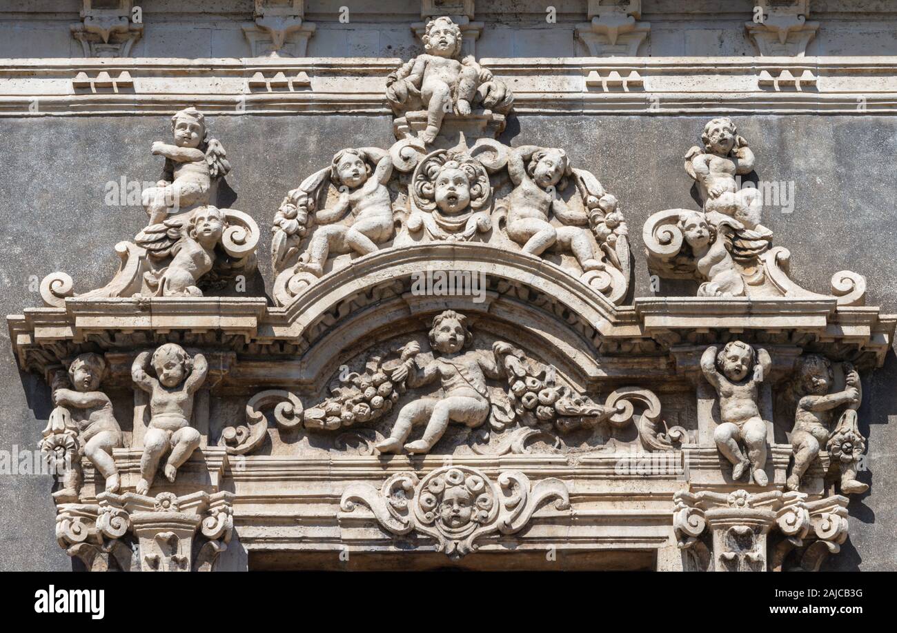 CATANIA, Italien - 8 April 2018: Detail der obere Teil des Fensters vom Palazzo Biscari. Stockfoto