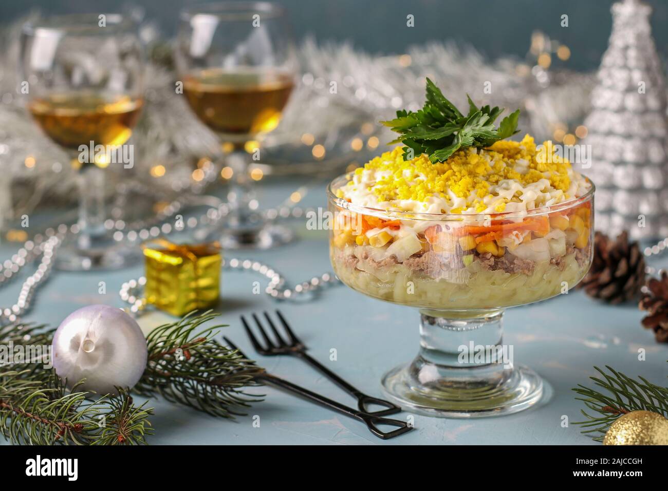 Urlaub Salat mit eingemachten Fisch, Eier, Karotten und Kartoffeln, die ...