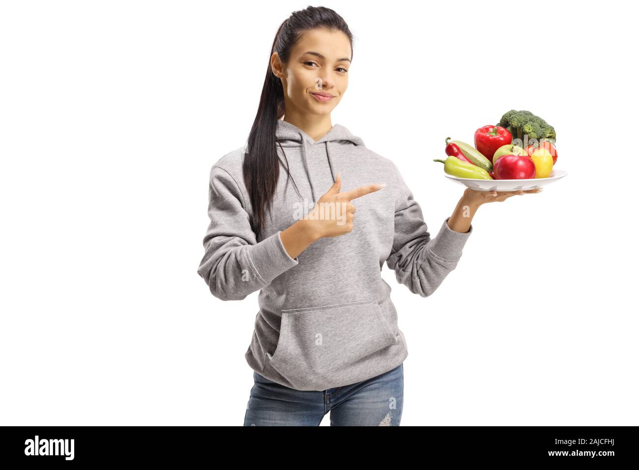 Junge weibliche vegan Holding ein Teller mit Obst und Gemüse auf weißem Hintergrund Stockfoto