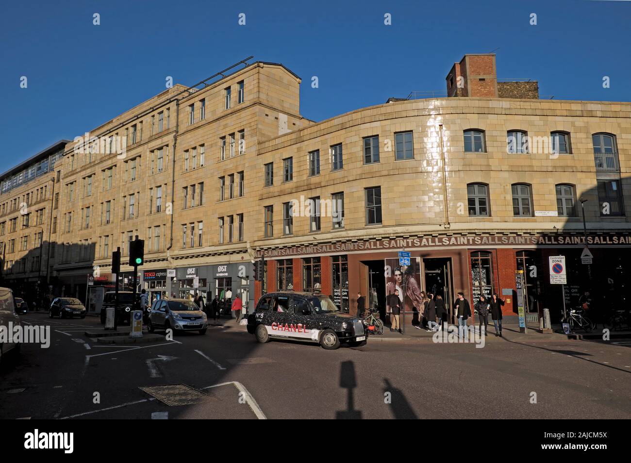 AllSaints Fashion Designer Clothing Store an einem sonnigen Tag mit blauen Himmel in Commercial street in Spitalfields East London E1 England UK KATHY DEWITT Stockfoto