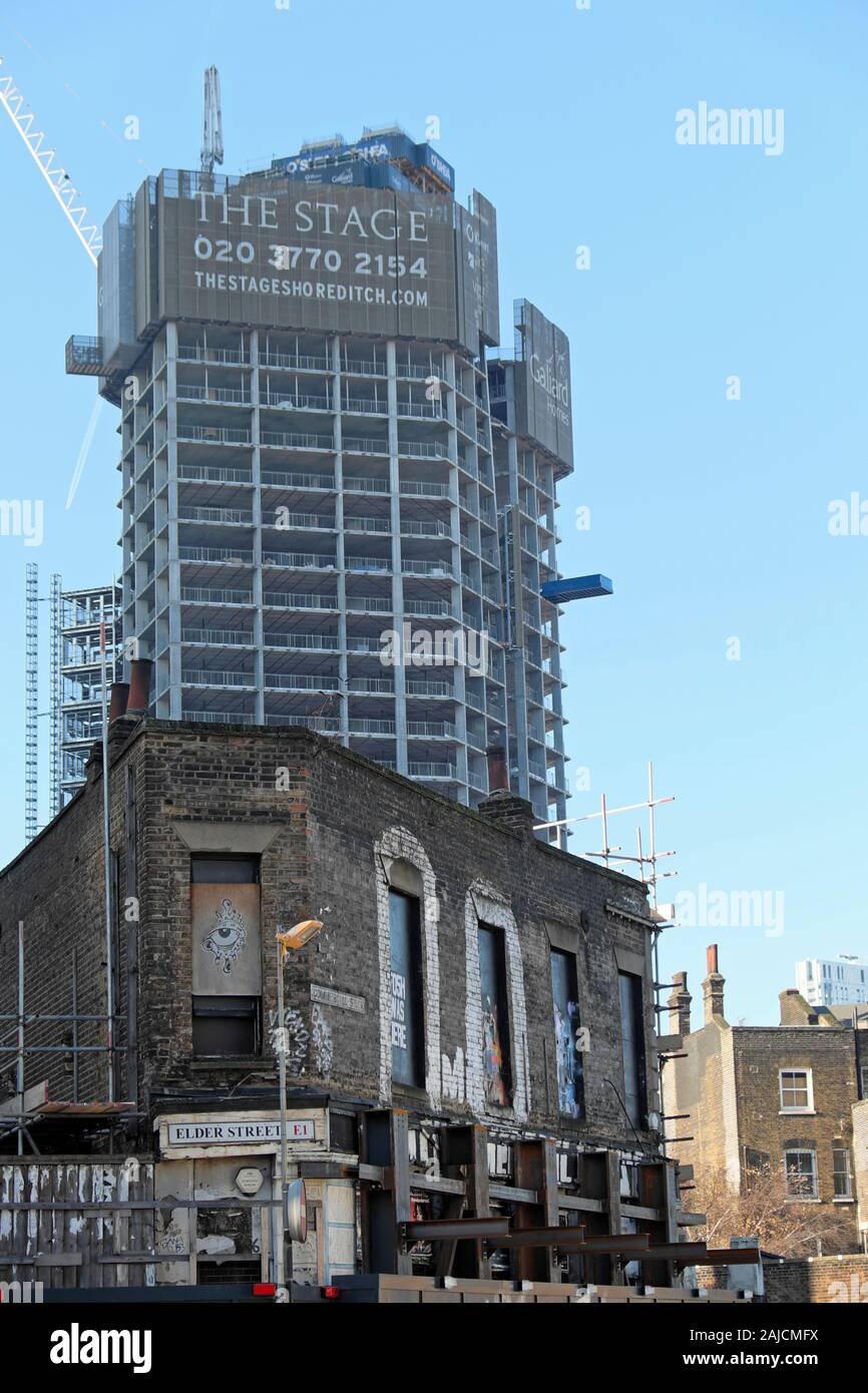 Die Bühnenhochhäuser im Bau vertikale Ansicht mit derben Gebäude Commercial Street East London E1 KATHY DEWITT Stockfoto