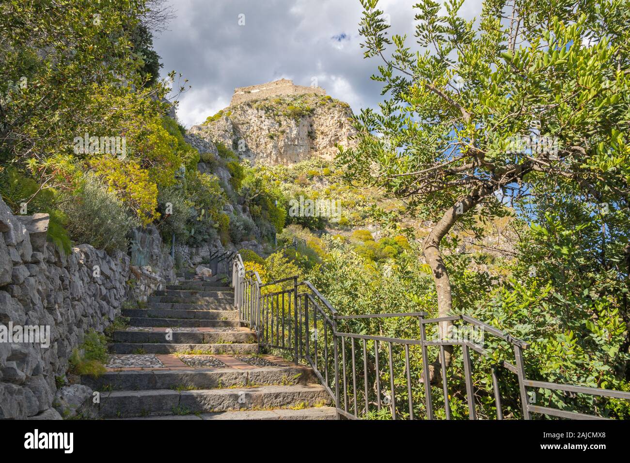Taormina - Das Kreuz Weg unter der Burg Castello Saraceno. Stockfoto