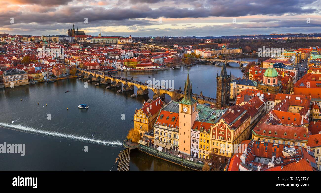 Prag, Tschechische Republik - Luftbild Drohne Panoramablick Blick auf die weltberühmte Karlsbrücke (Karluv most) und St. Franz von Assisi Kirche mit einem beautifu Stockfoto