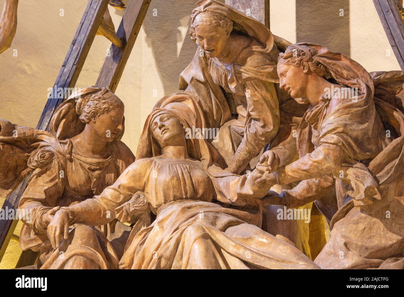 REGGIO EMILIA, Italien - 14 April, 2018: Das Detail aus der Figurengruppe der Deposition (Pieta) des Kreuzes in der Kirche Chiesa di San Francesco. Stockfoto