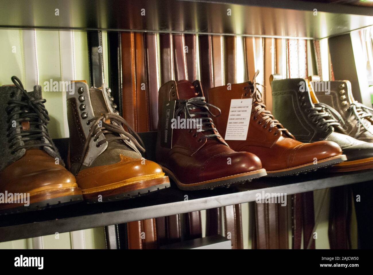 Retro Mode. Vintage Schuhe für Damen und Herren. 1920er Stil. Goldene Ära  Mode. Shopping. Dandy Stil Stockfotografie - Alamy