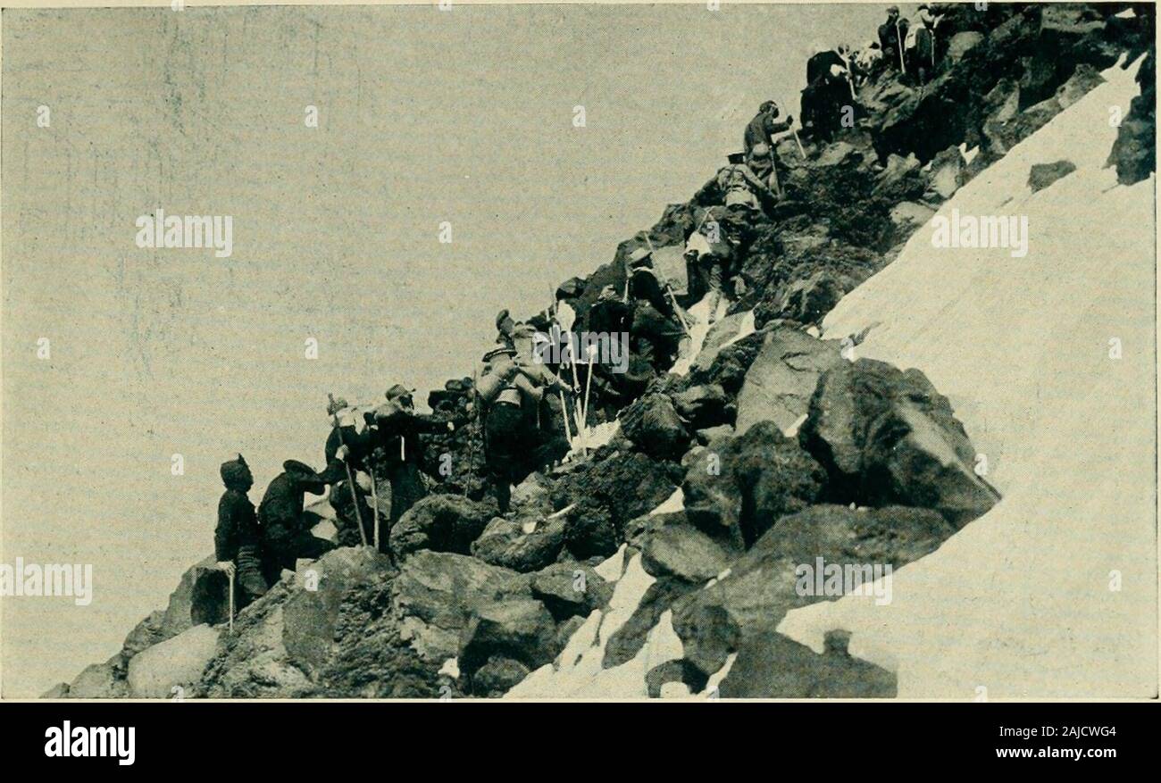 Die wächter der Columbia, Mount Hood, Mount Adams und Mount St. Helens. Ice Castle und große Gletscherspalte, in der Nähe der Leiter der EHot Gletscher, Mt. Haube. Durch ein Licht, das hat keinen Namen, eine Herrlichkeit nie gesungen berührt. Aloft auf Sky und Berg EIN/alle Götter sind großartige Bilder aufgehängt.-Whittier. Die Berge 93. Mazamas klettern 40 Treppe von shattered Basalt, Nordseite des Mount Adams. Explosionen. Einige der Seiten sind tief eingeschnittene, und alle sind sehr unregelmäßigen inangle und Markierungen - hier ein Gesicht jetzt zu steil schneiden Sie einen Gletscher, butshowing alten eiszeitlichen Punktegleichheit zu halten weit unten seine Neigung; ein anderes terrac Stockfoto