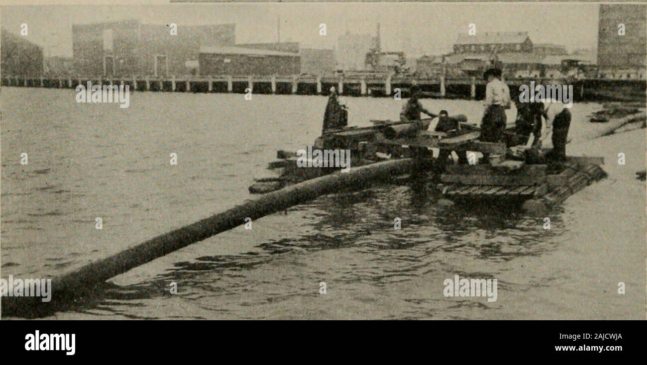 Pacific service Magazin. 1. Floating in Platz der CO-ft.-Messersegment. 2. Thejob auf dem Wasser. Waren für das Sinken der Zeile. Thesewere aus Beton. Zuerst Es groovesthrough washoped ein Baustein mit der Basis, des Leitungsanschlusses straddle würde, jeder Block auf etwa drei Viertel der eine Tonne wiegen unter Wasser zu werfen. Twoeyebolts ragte von oben, so dass theblocks pickthem Haken rutschen würde. Ein derrick Barge und Taucher wereto in der Gewichte verwendet werden. Aftera Taucher hatte gesichert die letzte Schweißnaht-a Die meisten difllcult Der breakand repairingof die Platzierung des weightswere in Ord zu prüfen Stockfoto