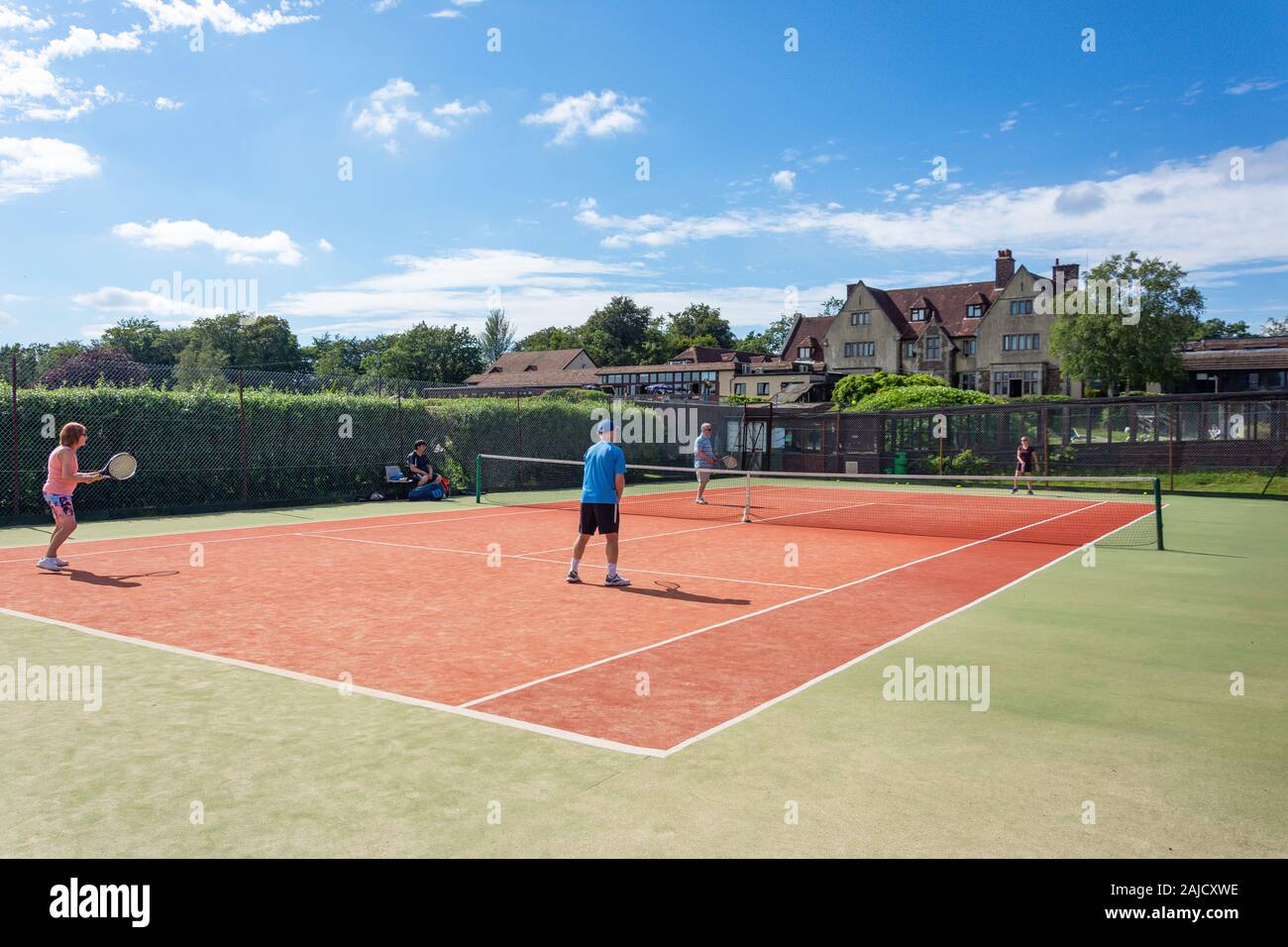 Tennis Match im Manor House Hotel, Fowley Cross, Okehampton, Devon, England, Vereinigtes Königreich Stockfoto
