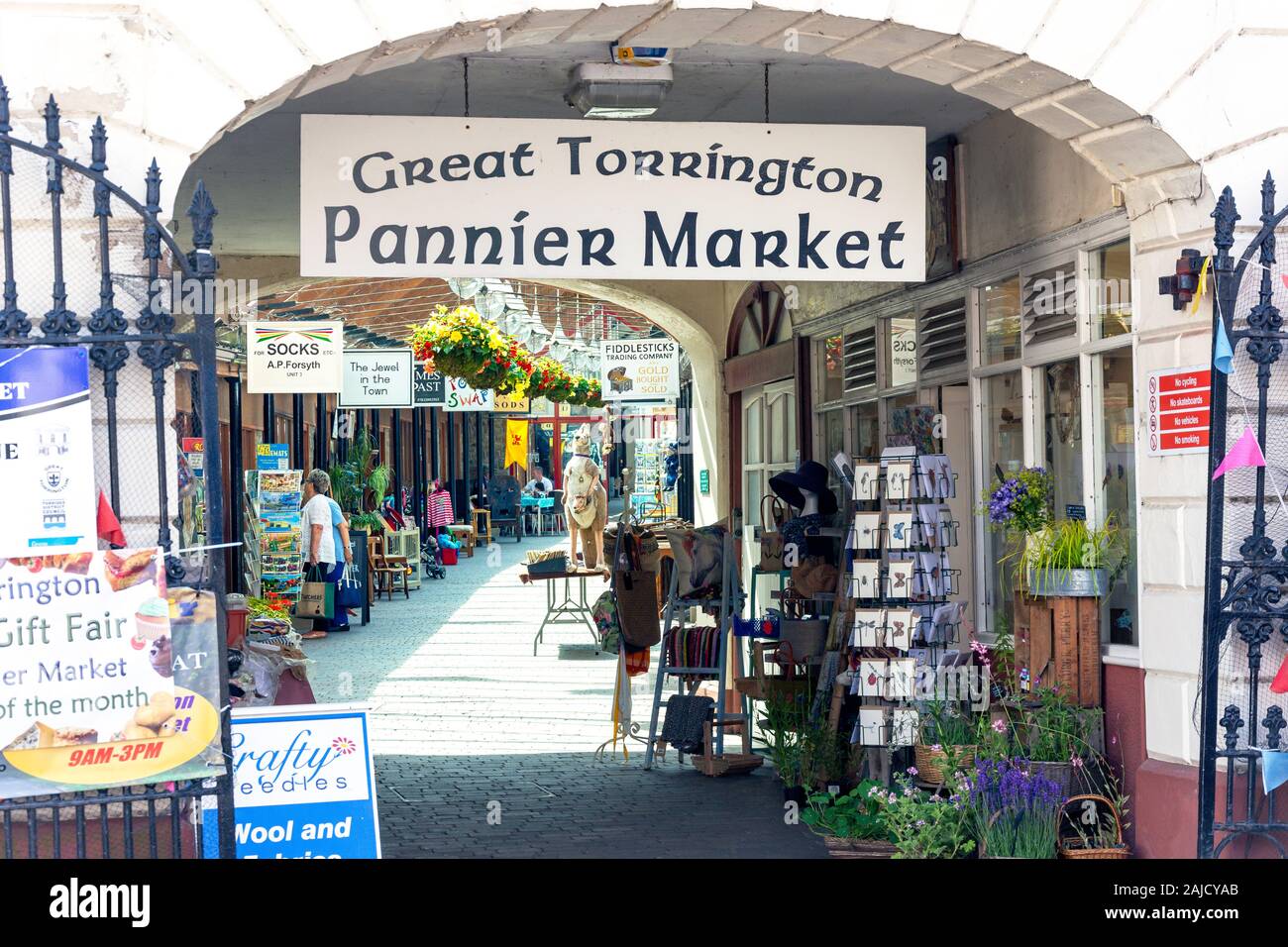 Eingang zum Great Torrington Pannier Market, South Street, Great Torrington, Devon, England, Vereinigtes Königreich Stockfoto