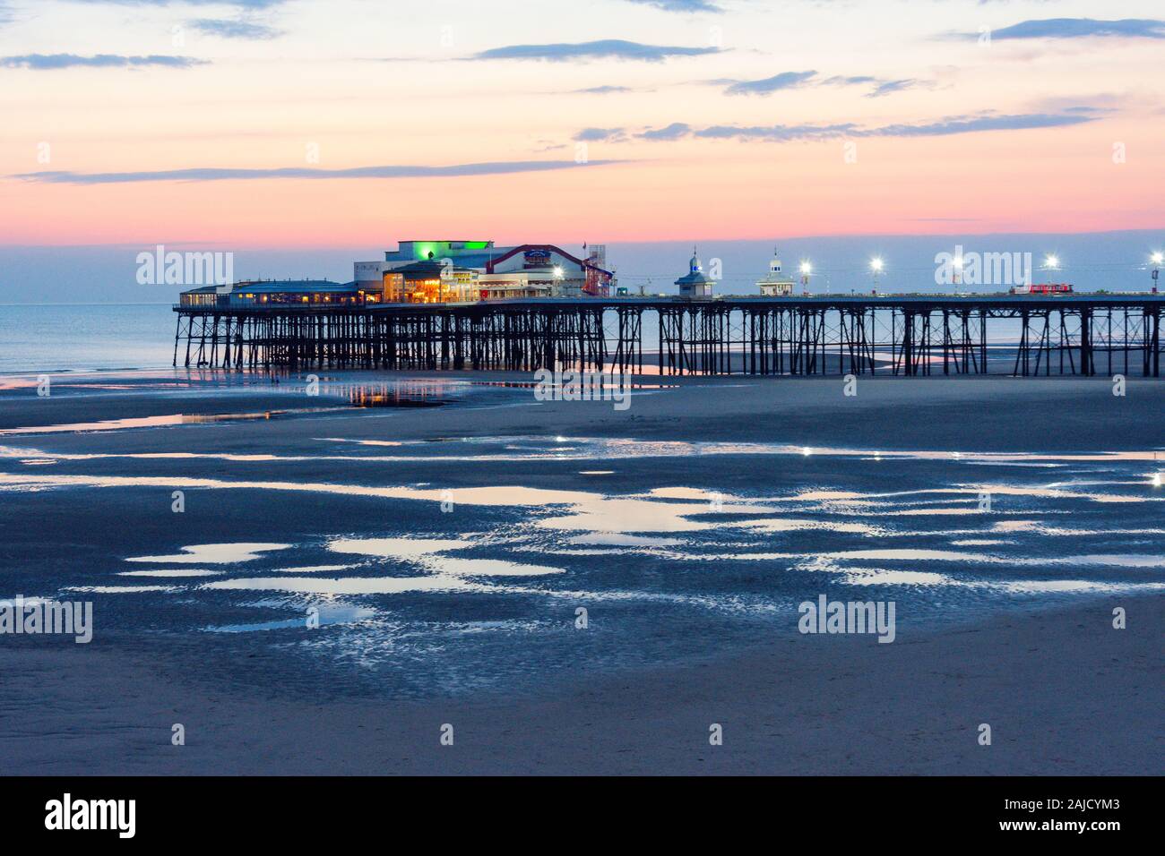 North Pier in der Dämmerung, der Promenade, Blackpool, Lancashire, England, Vereinigtes Königreich Stockfoto