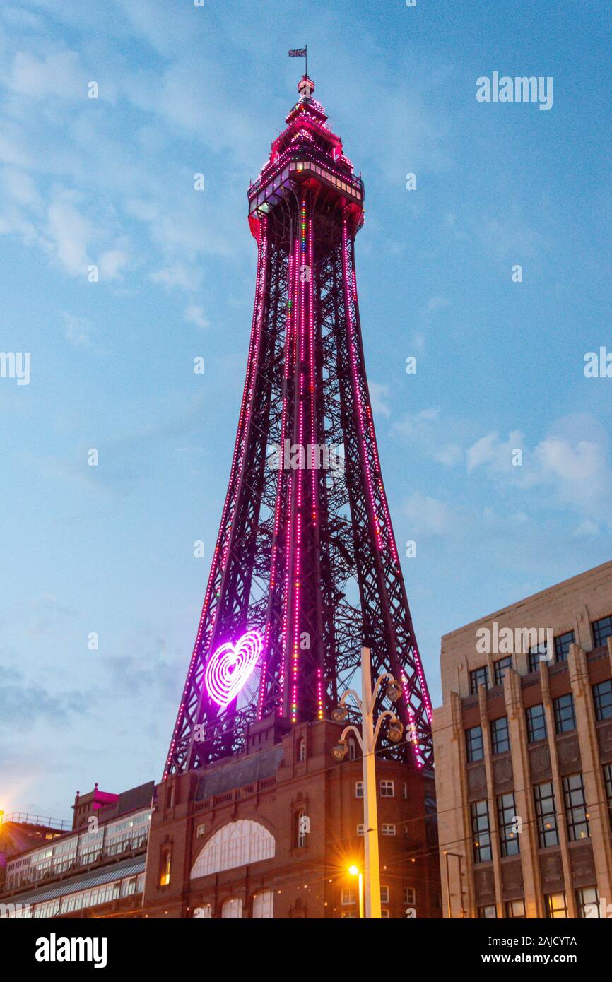 Der Blackpool Tower leuchtet in der Dämmerung, der Promenade, Blackpool, Lancashire, England, Vereinigtes Königreich Stockfoto