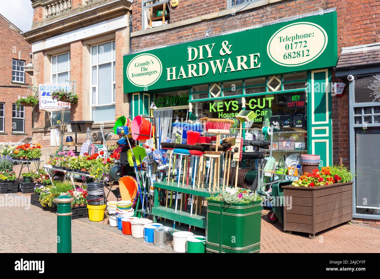 Outdoor Display bei Grundy DIY & Hardware Shop, Poulton Street, Kirkham, Lancashire, England, Vereinigtes Königreich Stockfoto