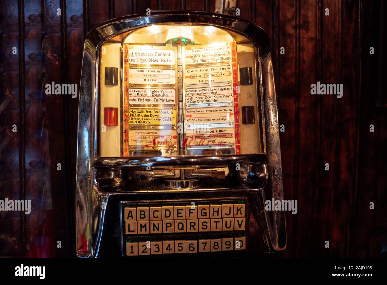 Alte Musik Maschine in einem Pub Stockfoto