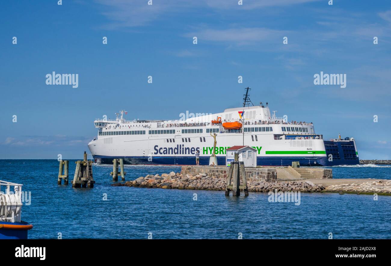 Hybrid Fähre M/V Berlin verlassen der Ostsee Hafen von Warnemünde, Mecklenburg-Vorpommern, Deutschland Stockfoto