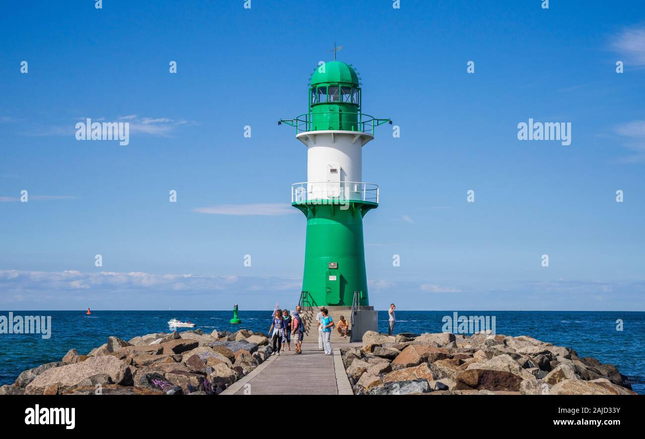 Molenfeuer Leuchtturm an der Westmole Warnemünde an der Mündung der Warnow, Ostsee Hafen von Warnemünde, Mecklenburg-Vorpommern, Deutschland Stockfoto