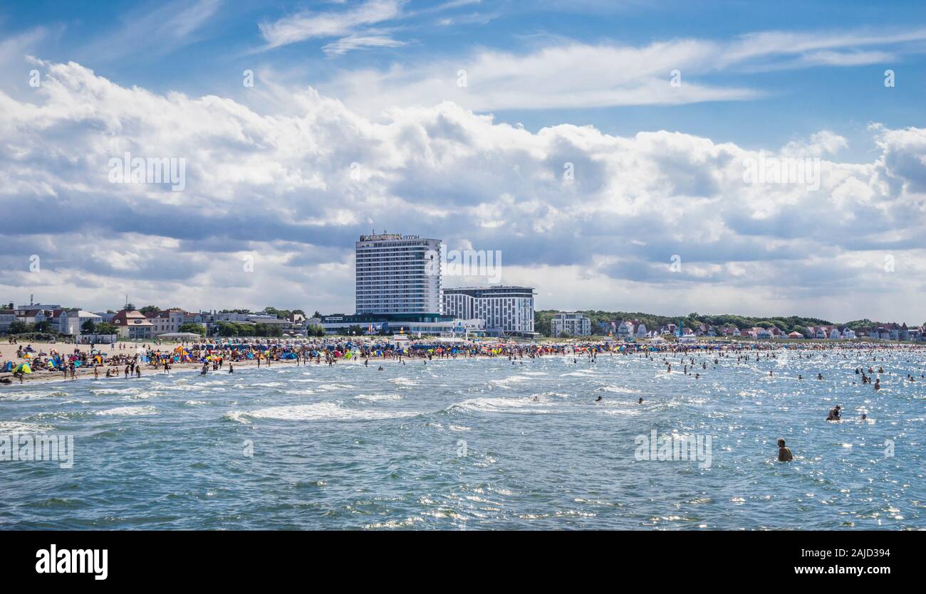 Warnemünde Strand an der Ostsee Warnemünde mit markanten Hochhaus Hotel Neptun, Warnemünde, Mecklenburg-Vorpommern, Deutschland Stockfoto