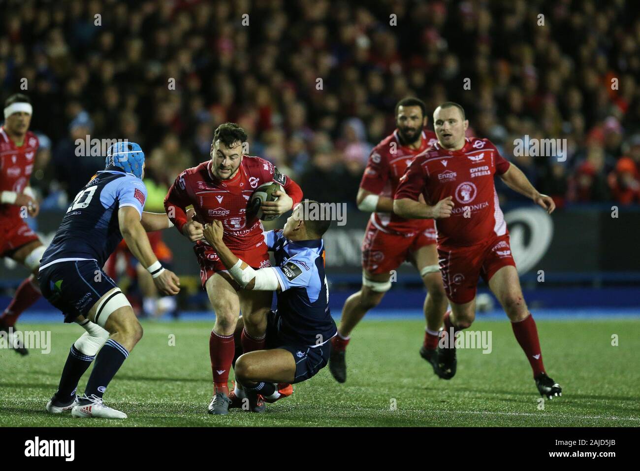 Cardiff, Großbritannien. 03 Jan, 2020. Ryan Conbeer der Scarlets in Angriff genommen wird. Guinness Pro 14 Rugby-Spiel, Cardiff Blues v Scarlets am BT Sport Cardiff Arms Park in Cardiff am Freitag, 3. Januar 2020. Dieses Bild dürfen nur für redaktionelle Zwecke verwendet werden. Redaktionelle Verwendung nur. pic von Andrew Obstgarten/Andrew Orchard sport Fotografie/Alamy Live news Credit: Andrew Orchard sport Fotografie/Alamy leben Nachrichten Stockfoto