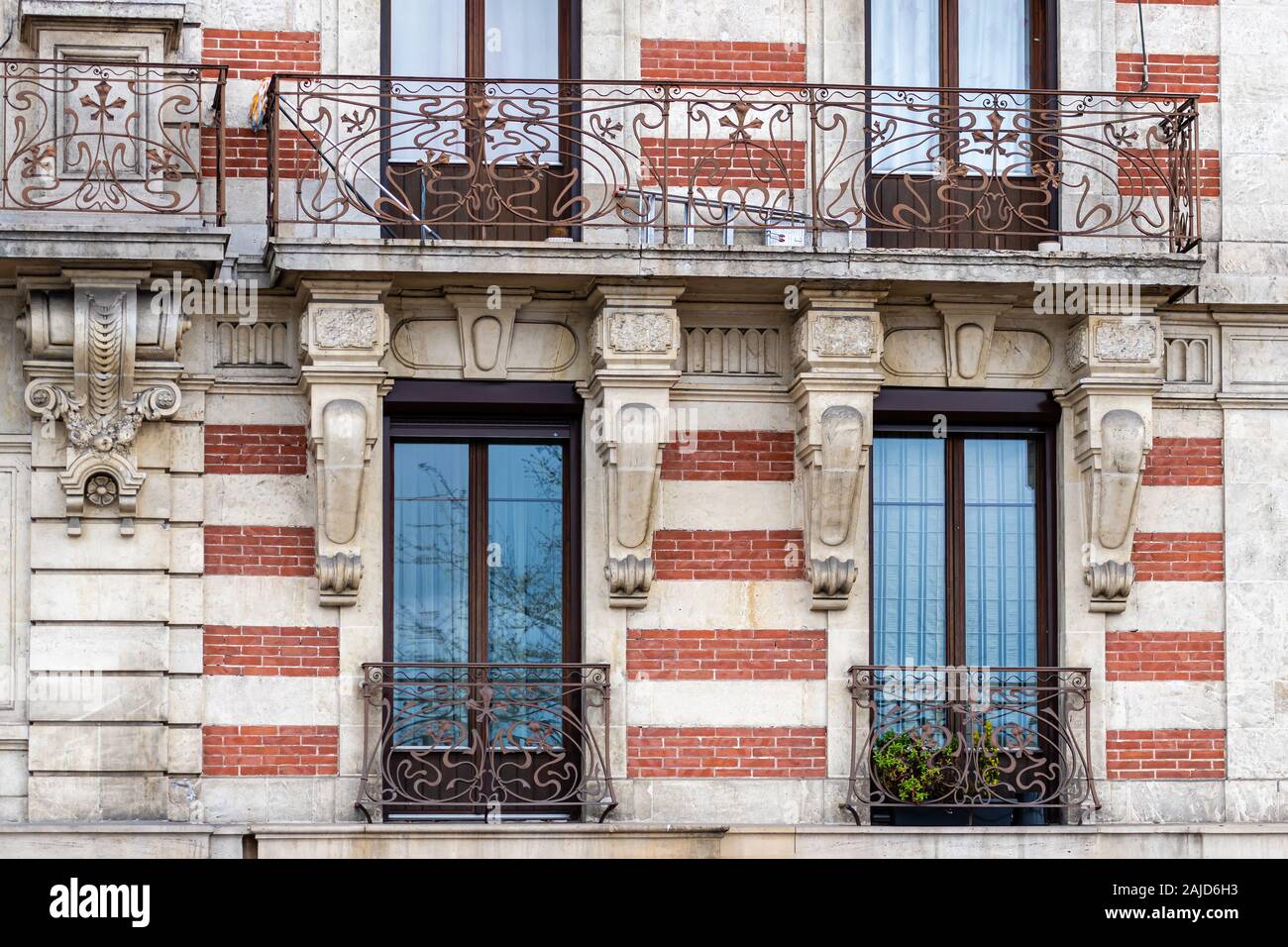 Fassade eines historischen Backsteingebäude mit Metall Balkone. Genf, Schweiz - Bild Stockfoto