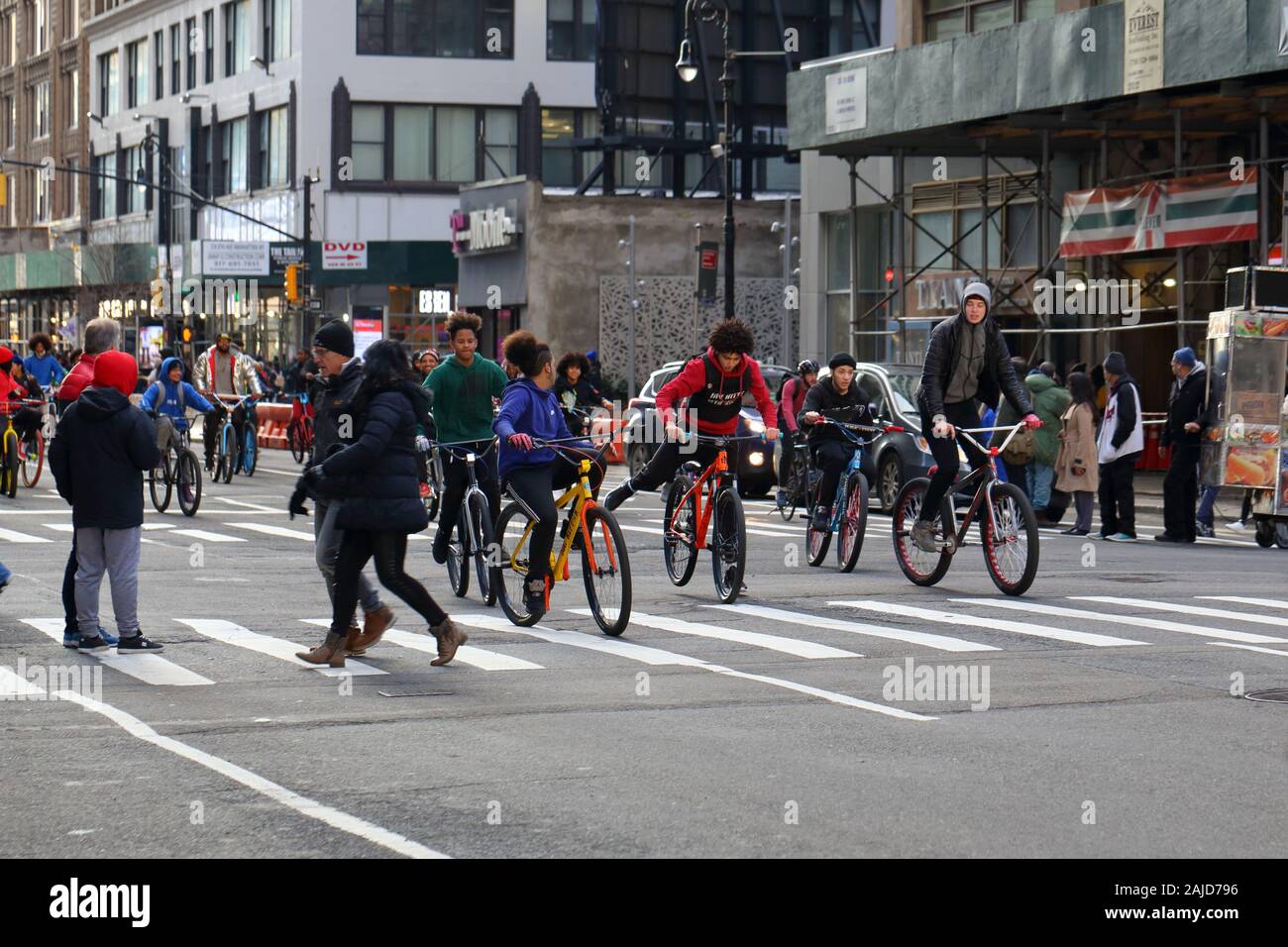 Eine "wheelie Crew" der jungen Leute der Farbe Reiten Fahrräder in Massen in New York City (31. Dezember 2019) Stockfoto
