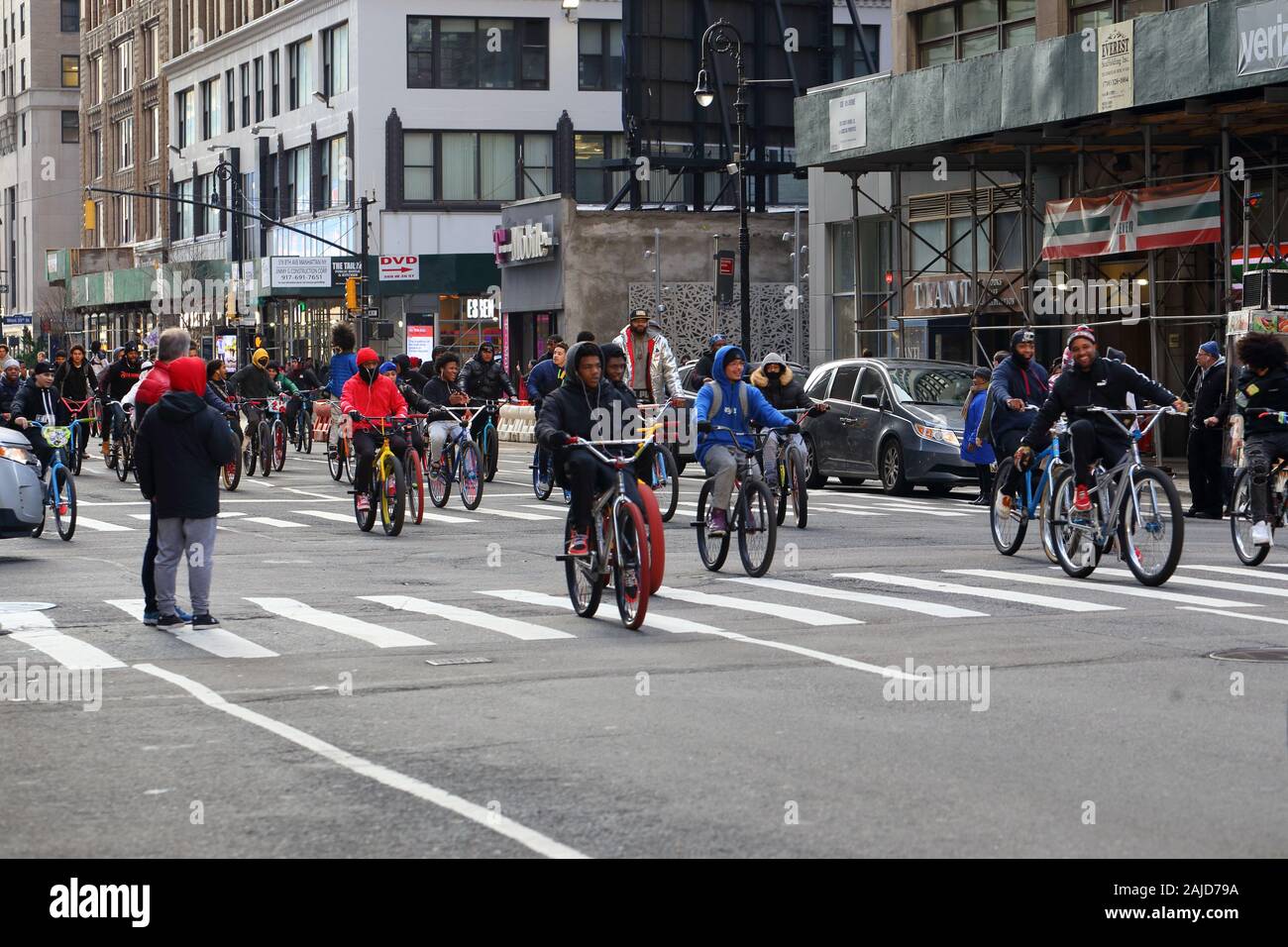 Eine "wheelie Crew" der jungen Leute der Farbe Reiten Fahrräder in Massen in New York City (31. Dezember 2019) Stockfoto