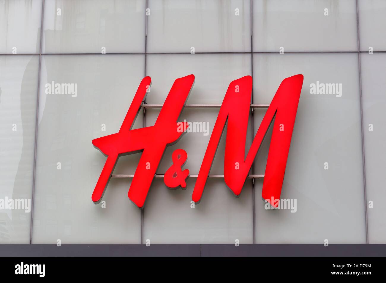 Die Hennes & Mauritz H&M Logo auf einem Glas empfangstheke Gebäude in New York, NY eingestellt Stockfoto