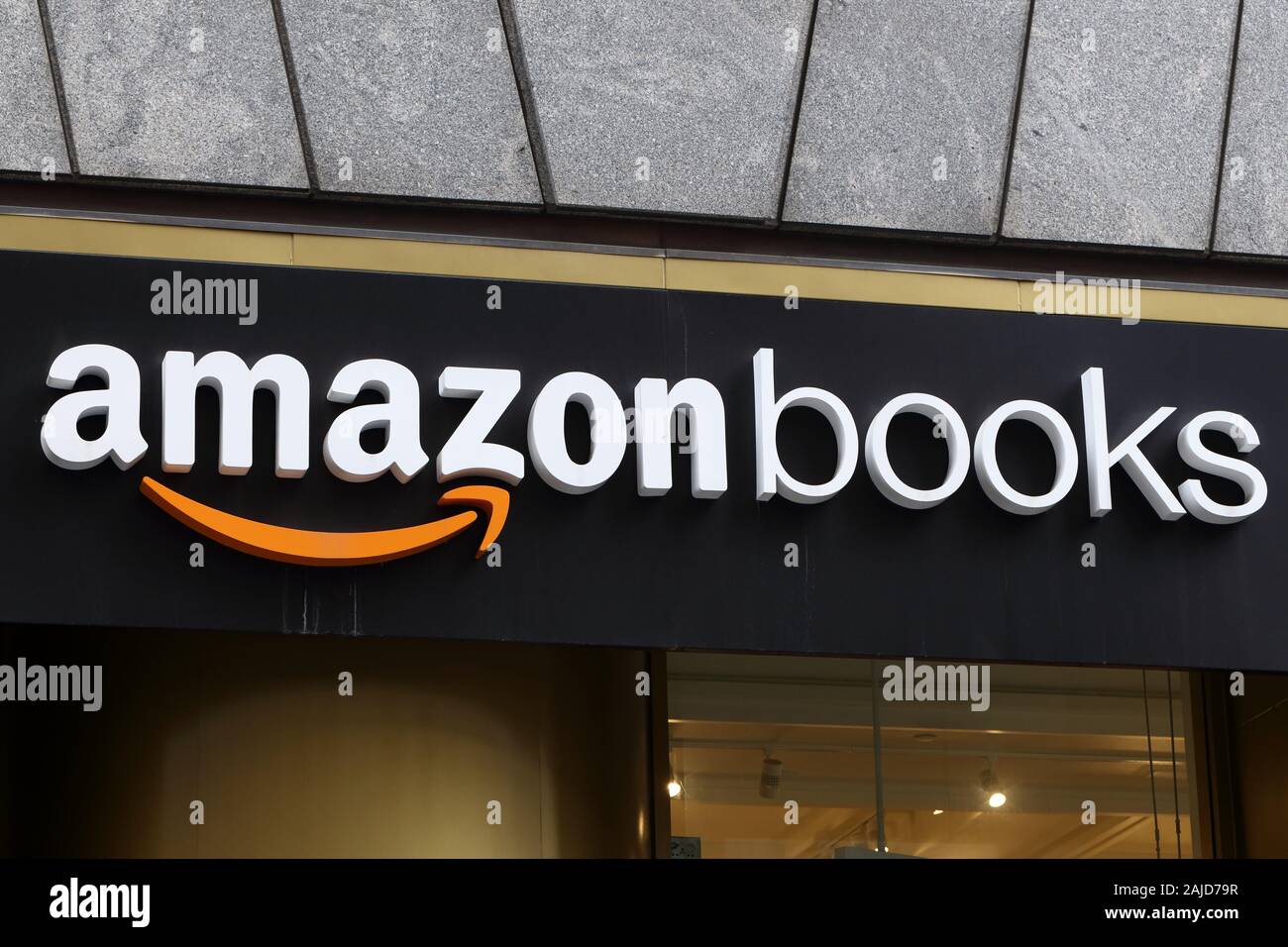 Ein Amazon Bücher Logo auf ein Geschäft in Midtown Manhattan, New York, NY. Stockfoto