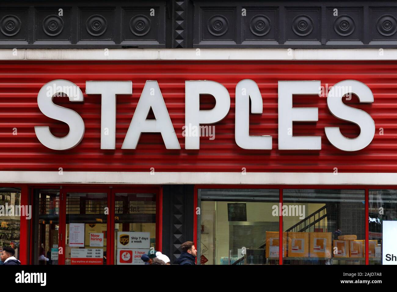 Eine gigantische Heftklammern Logo auf Ihrem Store in Midtown Manhattan in New York, NY, USA Stockfoto